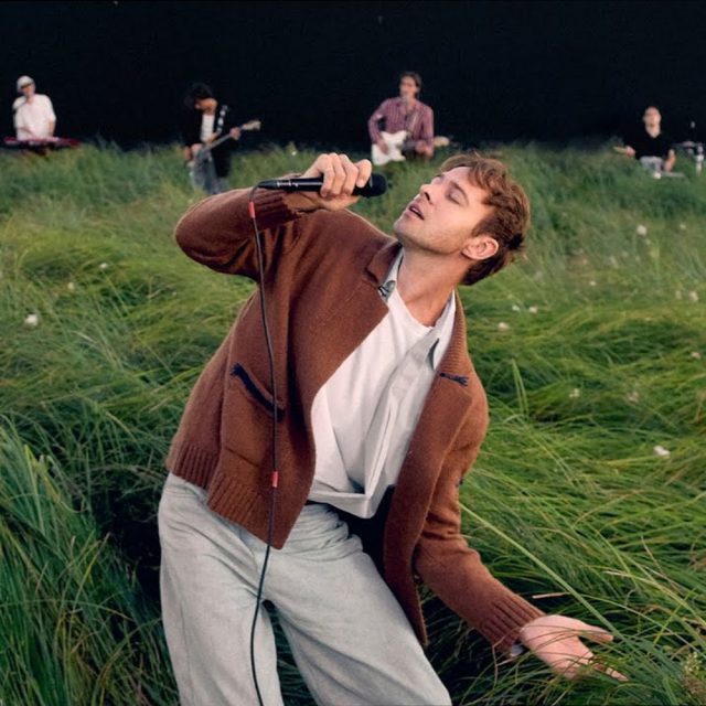 Макс Барських випустив пронизливий кліп на пісню “Спи”